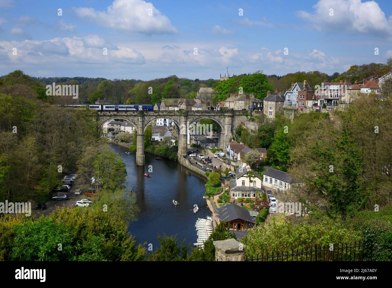 Scenic Knaresborough & River Nidd (Personenbahnlok, Viadukt, das sich über die Schlucht erstreckt, Gebäude am Flussufer, Ruderboote und Wasser) - Yorkshire England Großbritannien Stockfoto