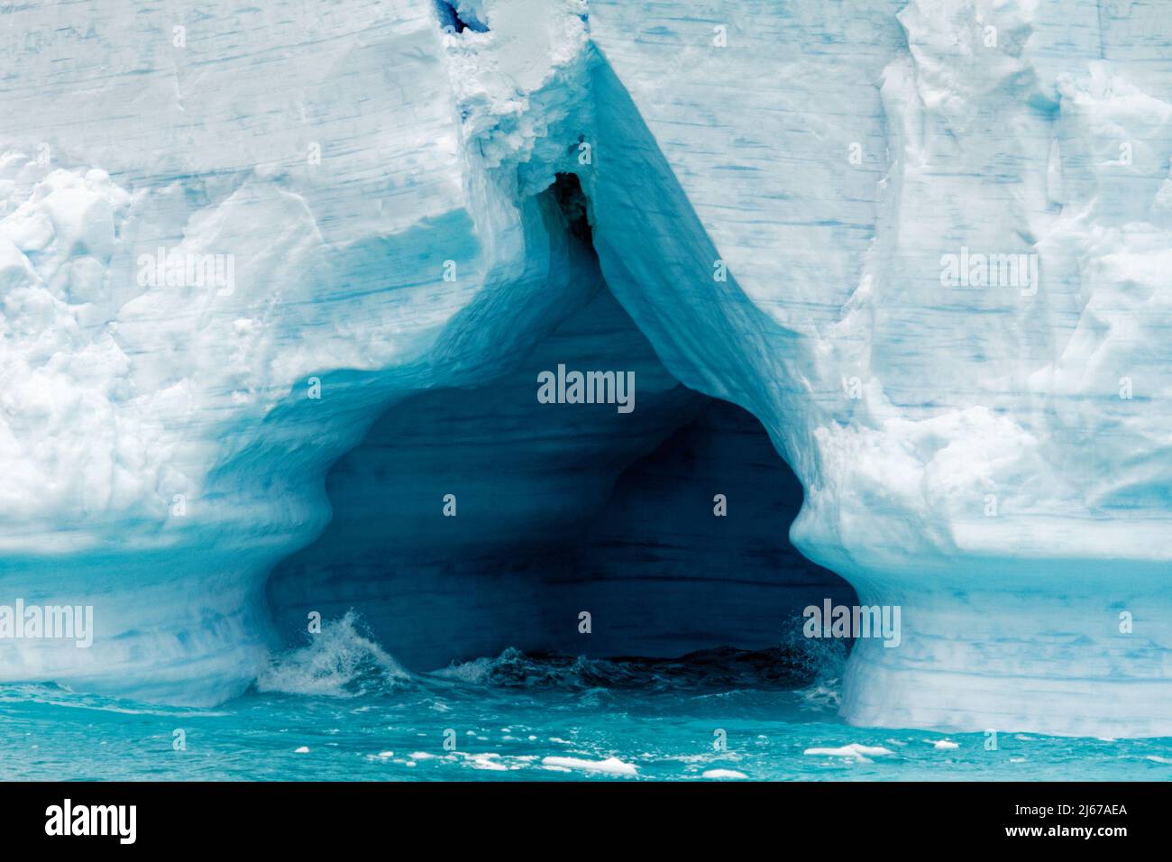 Antarktis, Antarktische Halbinsel, Palmer-Archipel, Neumayer-Kanal - Globale Erwärmung - Märchenlandschaft - Eisberg in der Bransfield-Straße Stockfoto