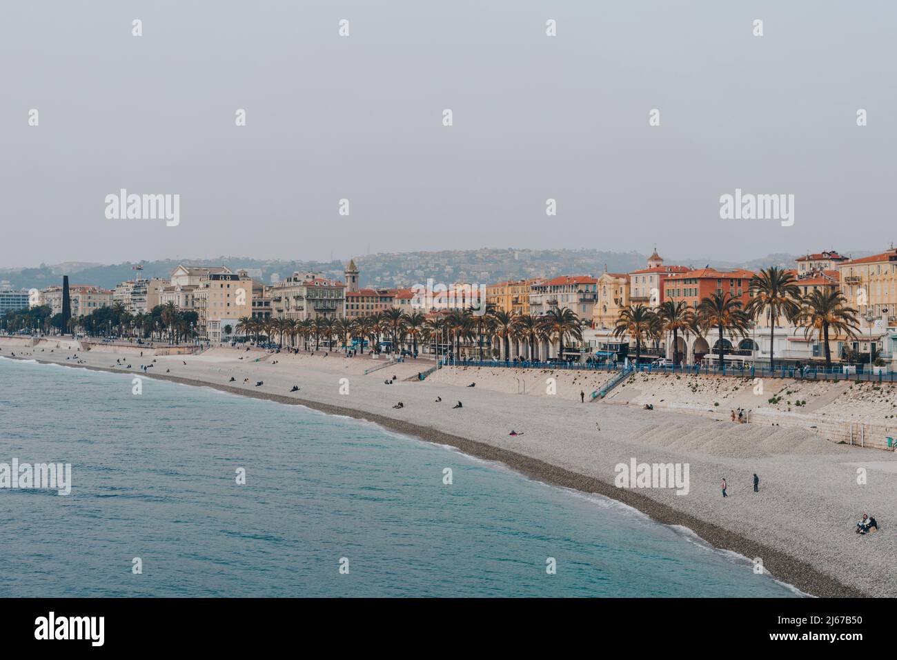 Nizza, Frankreich - 11. März 2022: Blick auf die Küste von Nizza, einem berühmten Touristenziel an der französischen Riviera, von einem Aussichtspunkt auf dem Quai Rauba Capeu Stockfoto