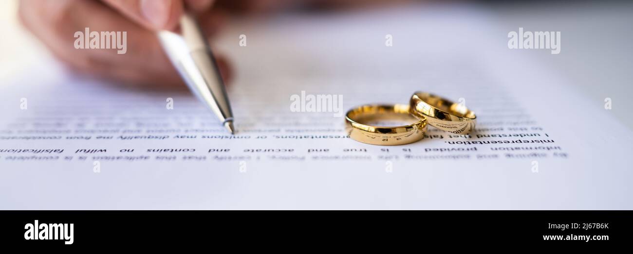 Scheidungsregelung Mit Ringen. Die Parteien Sind Sich Vor Gericht Einig Stockfoto