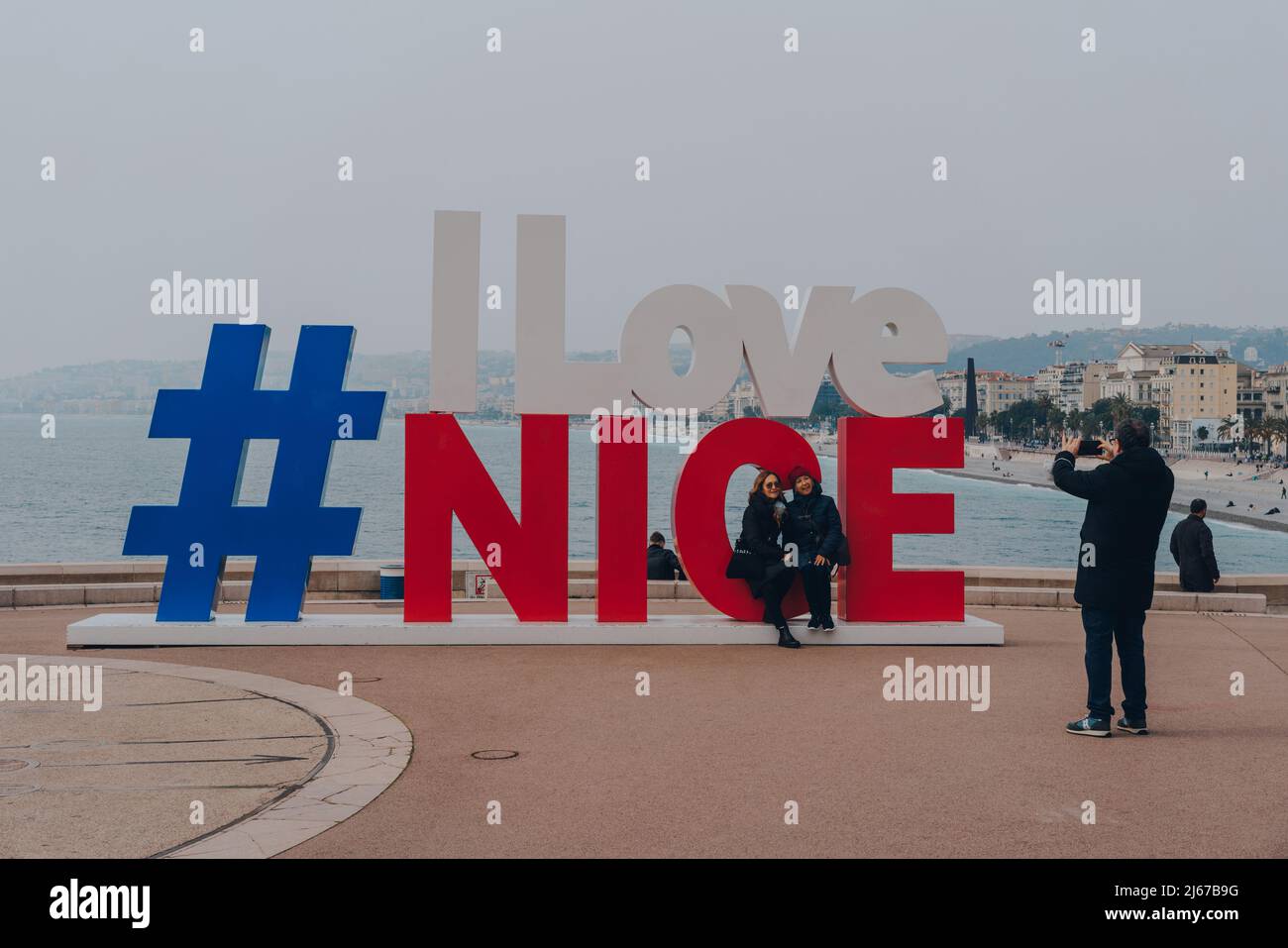 Nizza, Frankreich - 11. März 2022: Touristen, die am Schild „I Love Nice“ Fotos machen, in Nizza, einem berühmten Touristenziel an der französischen Riviera. Stockfoto
