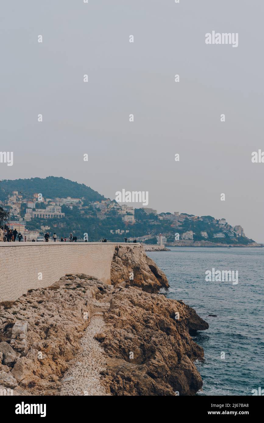 Nizza, Frankreich - 11. März 2022: Küstenlinie und Quai Rauba Capeu, eine Erweiterung der Promenade des Anglais und des Quai des Etats Unis in Nizza, einem berühmten Stockfoto