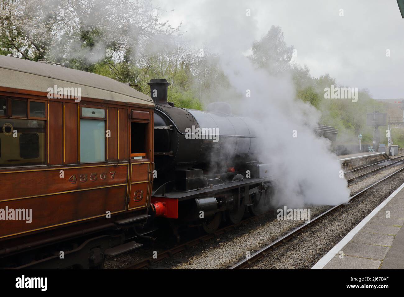 NYR (North Yorkshire Railway) Dampfzug im Bahnhof Grosmont. Stockfoto