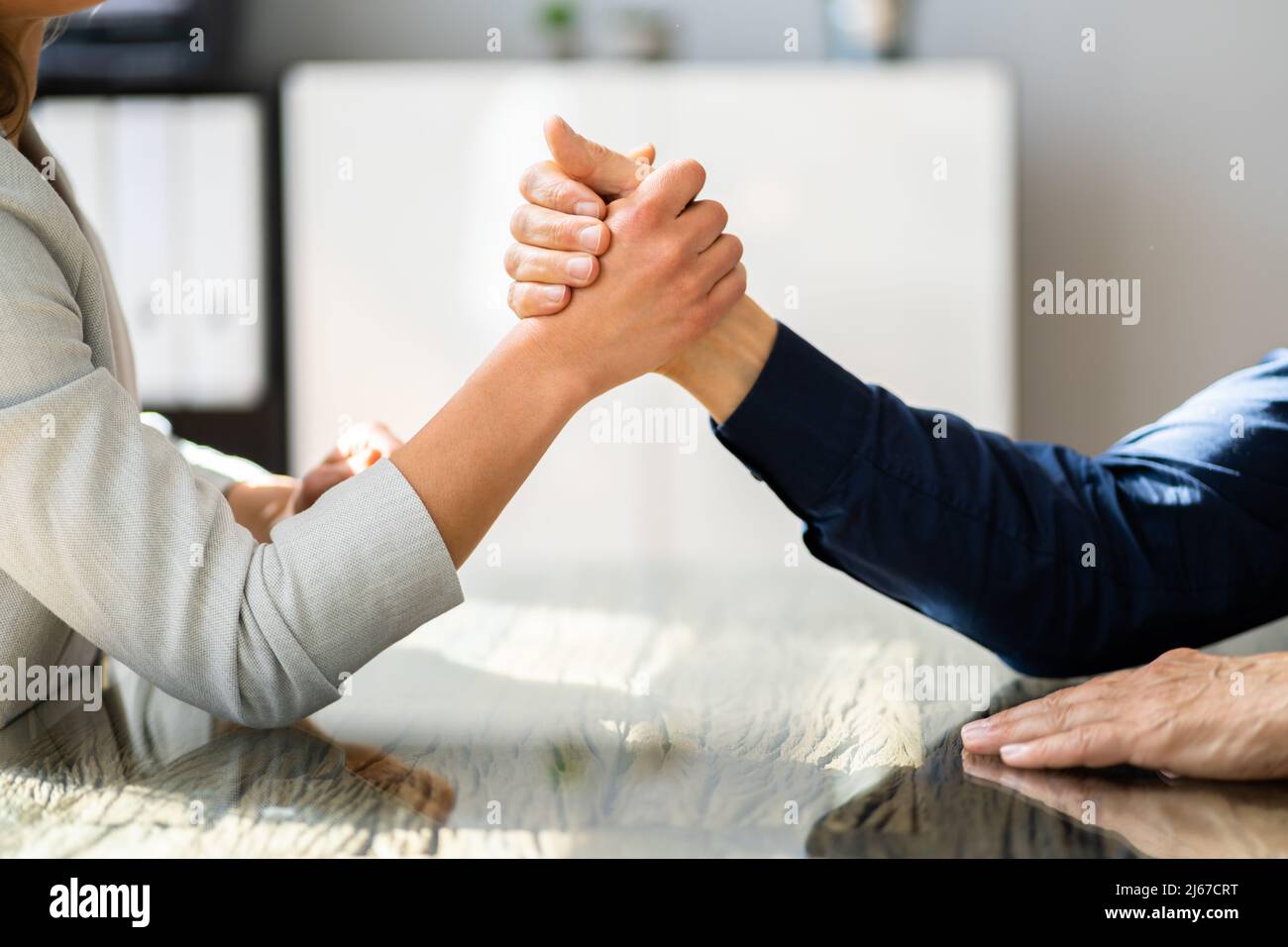 Zwei Geschäftsleute, Die In Der Schlacht Von Corporate Battle An Der Wettkampfarretierung Teilnehmen Stockfoto