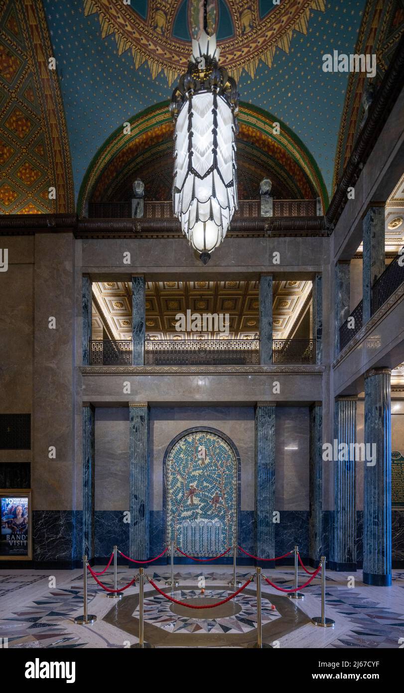 Die opulente mit Marmor gesäumte Lobby, das Fisher-Gebäude, ein Art déco-Wolkenkratzer aus dem Jahr 1928, Detroit, Michigan, USA Stockfoto