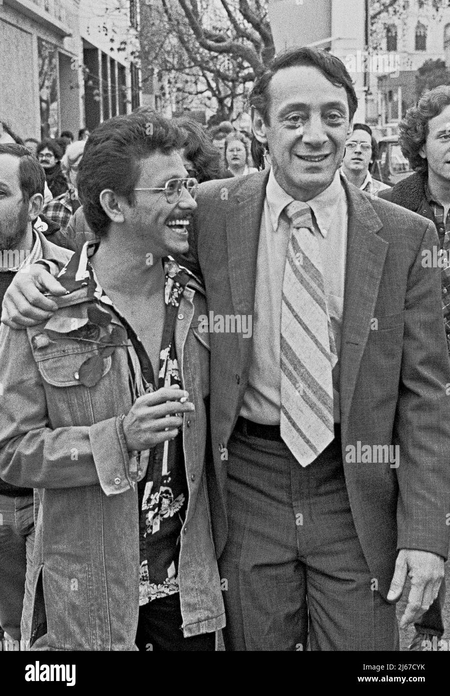 Harvey Milk läuft mit Unterstützern vom Castro zum Rathaus von San Francisco, um am 9.. Januar 1978 als Supervisor vereidigt zu werden Stockfoto