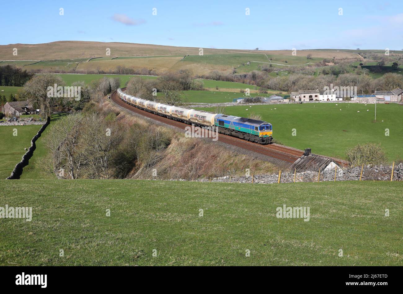 66711 passiert Smardale am 8.4.22 mit 4M00 Carlisle nach Clitheroe Cememts. Stockfoto