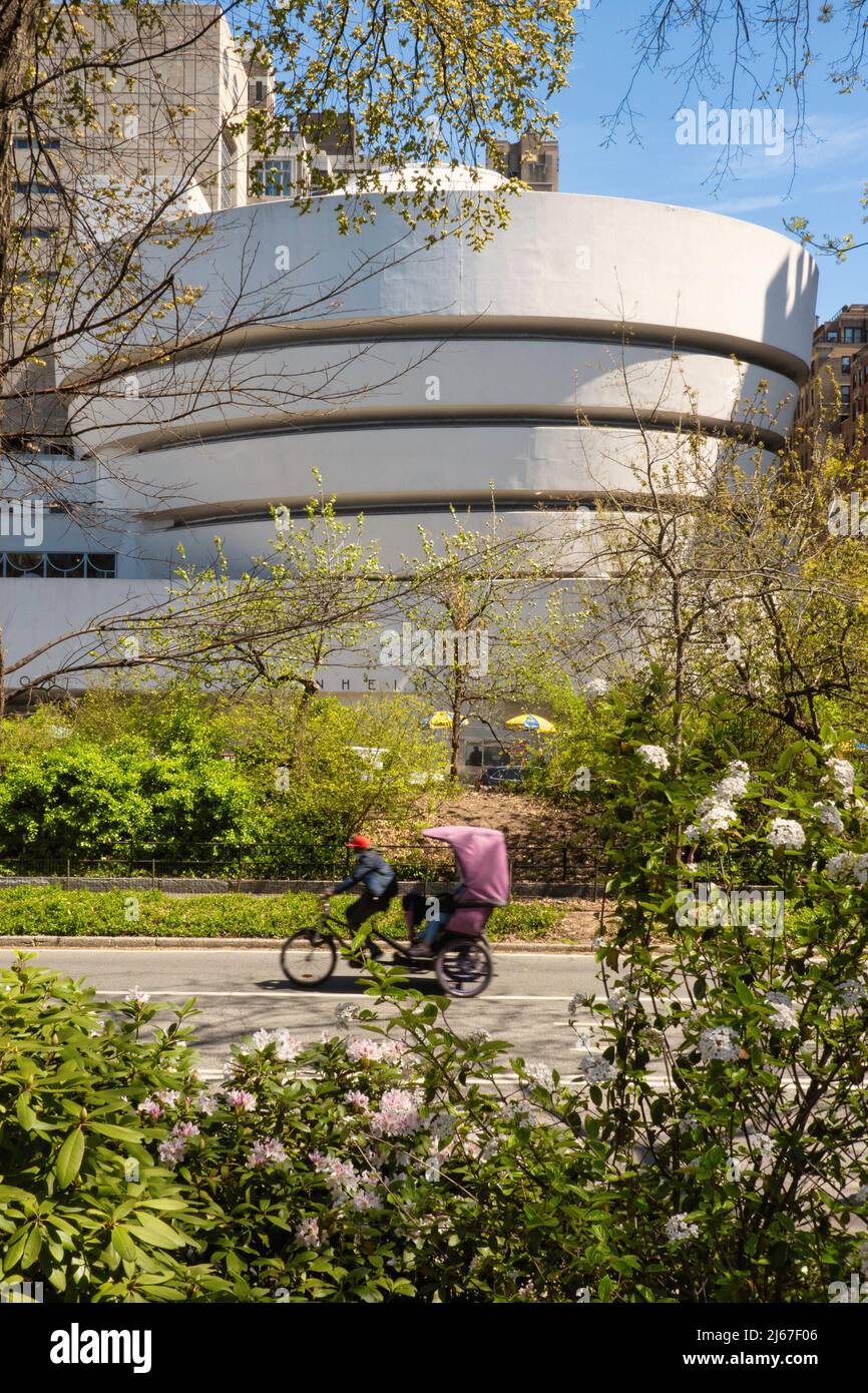 Außenansicht des Guggenheim Museums im Frühling, vom Central Park, New York City, USA 2022 aus gesehen Stockfoto