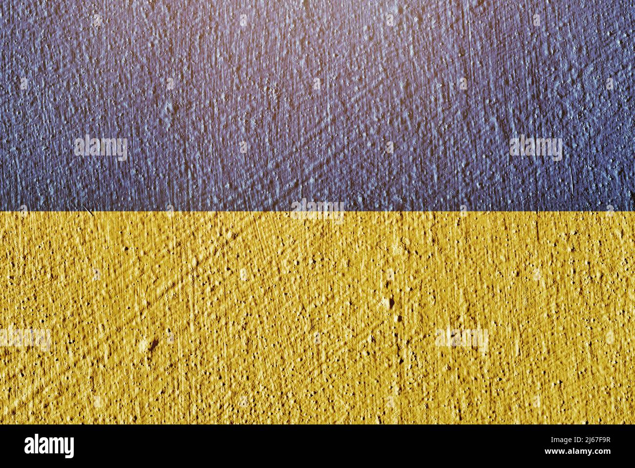 Die staatliche gelbe und blaue Flagge der Ukraine ist auf eine schöne strukturierte Betonwand gemalt. Helle Sonnenstrahlen. Speicherplatz kopieren. Stockfoto
