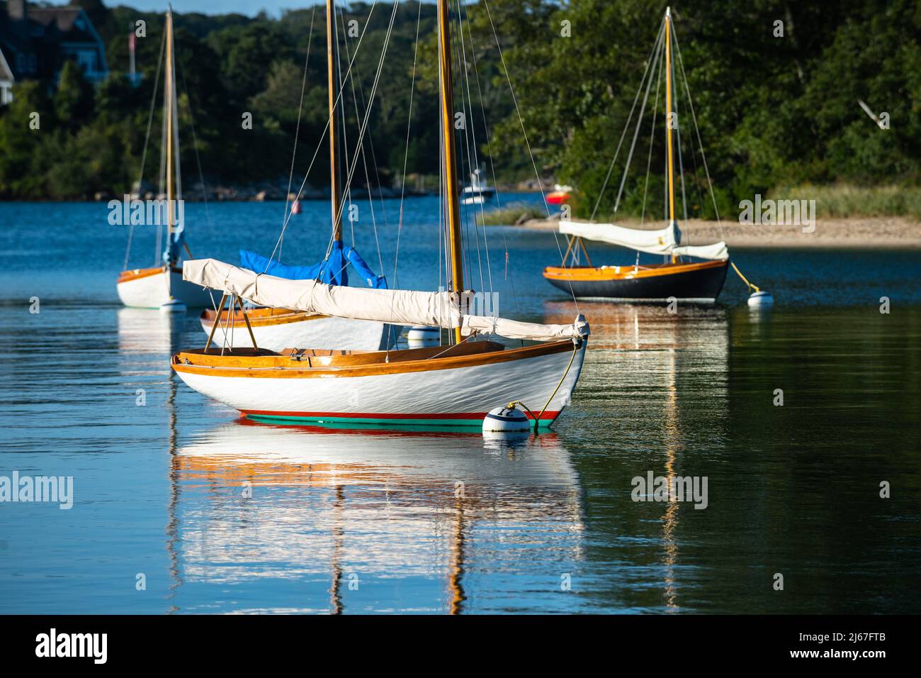 Quissett Harbour Bilder, Bilder und Stock-Fotos Quissett Harbour auf Cape Cod, Massachusetts in der frühen Morgensonne. Segelboote liegen in Quissett Harbo vor Anker Stockfoto