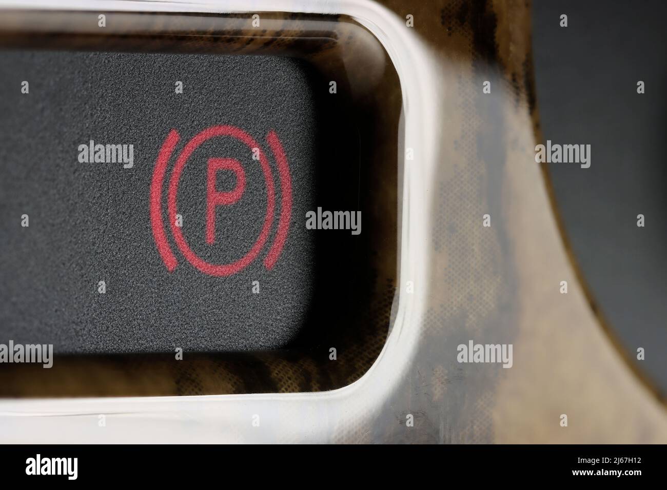 Parkplatz Bremse-Kontroll-Leuchte im Armaturenbrett Stockfoto