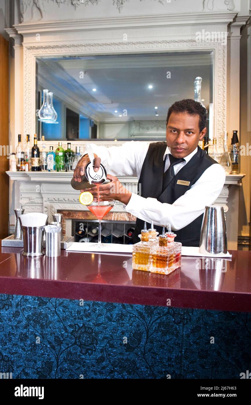 Barkeeper goss einen Drink und schaute auf die Kamera Stockfoto