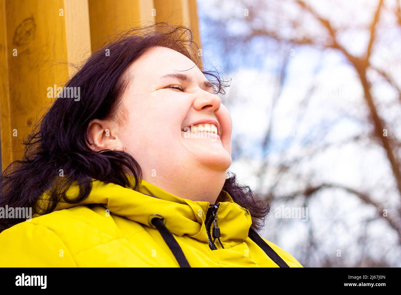 Glücklich attraktiv mollig übergewichtig kaukasische Frau lächelnd Porträt im Freien. Fröhliche hübsche Körper positive Person lachend während des Spaziergangs im Park. Stockfoto