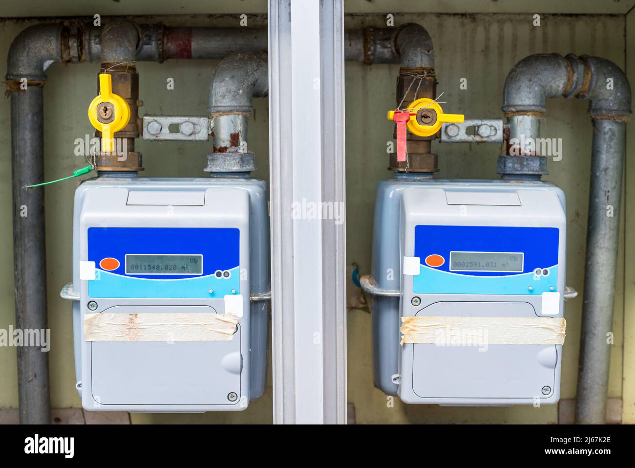 Intelligente Gaszähler in einem Metallschrank vor einem Haus. Konzept der Gaskosten. Stockfoto