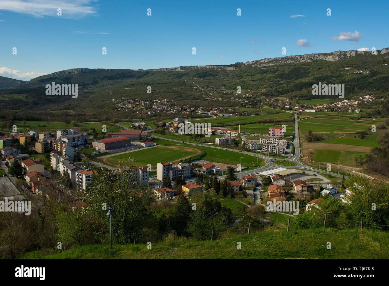 Der Blick von der Mauer der Altstadt von Buzet auf einen Teil der Neustadt und die umliegende Landschaft. Istrien, Kroatien Stockfoto