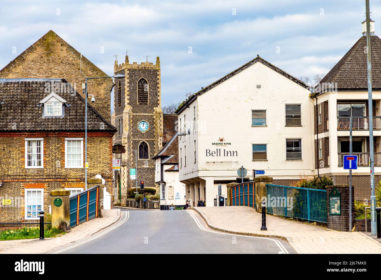 Blick auf die Bridge Street und den Uhrenturm der St. Peter's Church, Thetford, Norfolk, Großbritannien Stockfoto