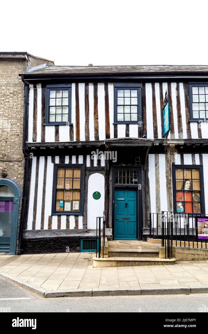 Außenansicht des Ancient House Museum in einem alten Tudor-Stadthaus mit Holzrahmen, Thetford, Norfolk, Großbritannien Stockfoto