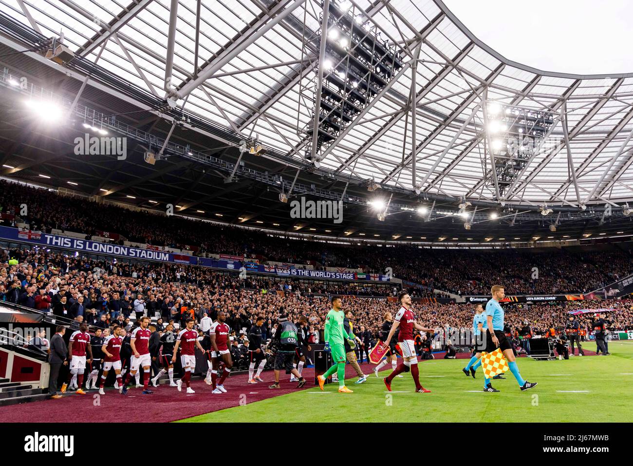 Declan Ris von West Ham United führt sein Mannschaften vor dem UEFA Europa League Halbfinale der ersten Etappe zwischen West Ham United und Eintracht Frankfurt am 28. 2022. April im London Stadium in London, England, an. (Foto von Daniel Chesterton/phcimages.com) Stockfoto