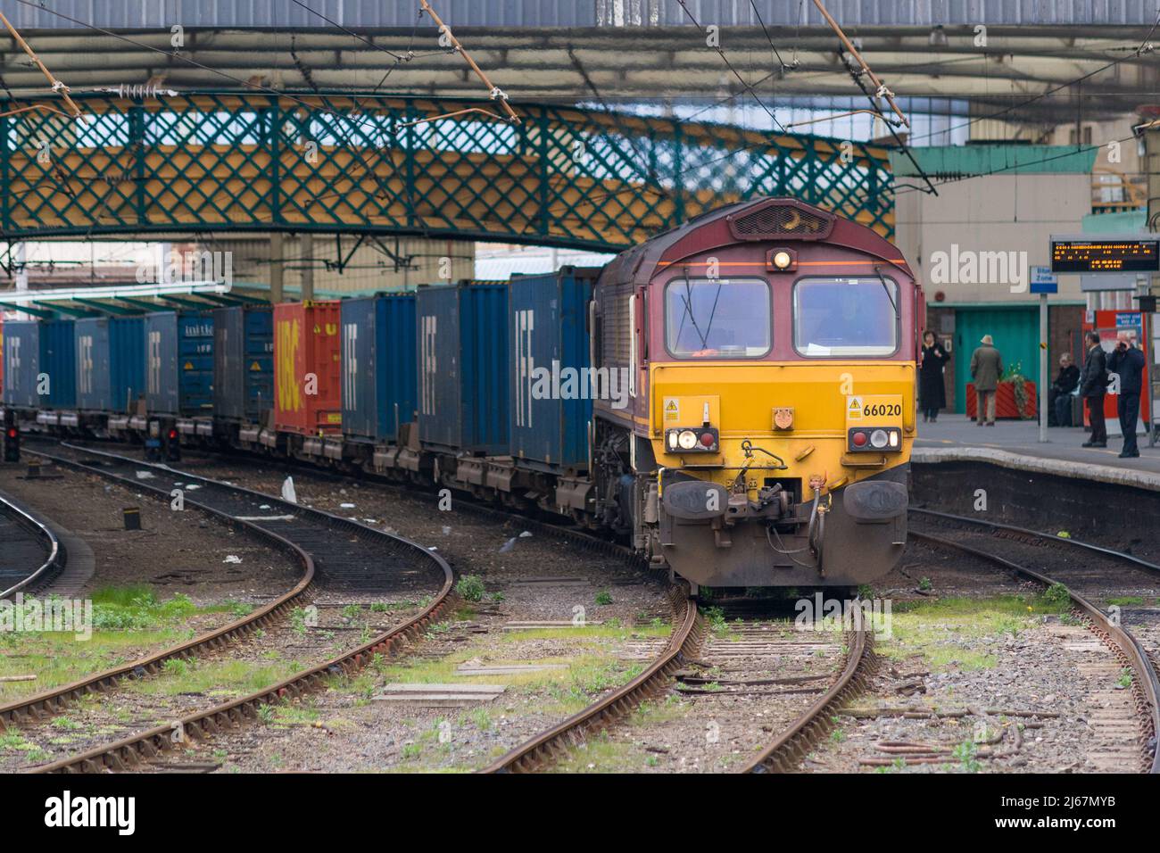 Ein Güterzug der Baureihe 66, 66020 in Carlisle Stockfoto
