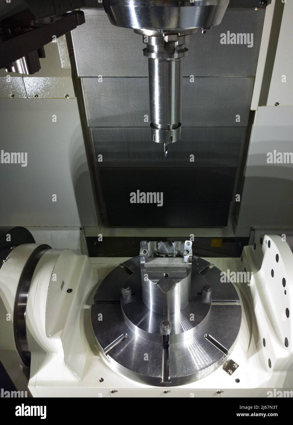 Die fünf-Achsen-CNC-Maschine Computer Numerical Control wartet auf Lagerwechsel Stockfoto