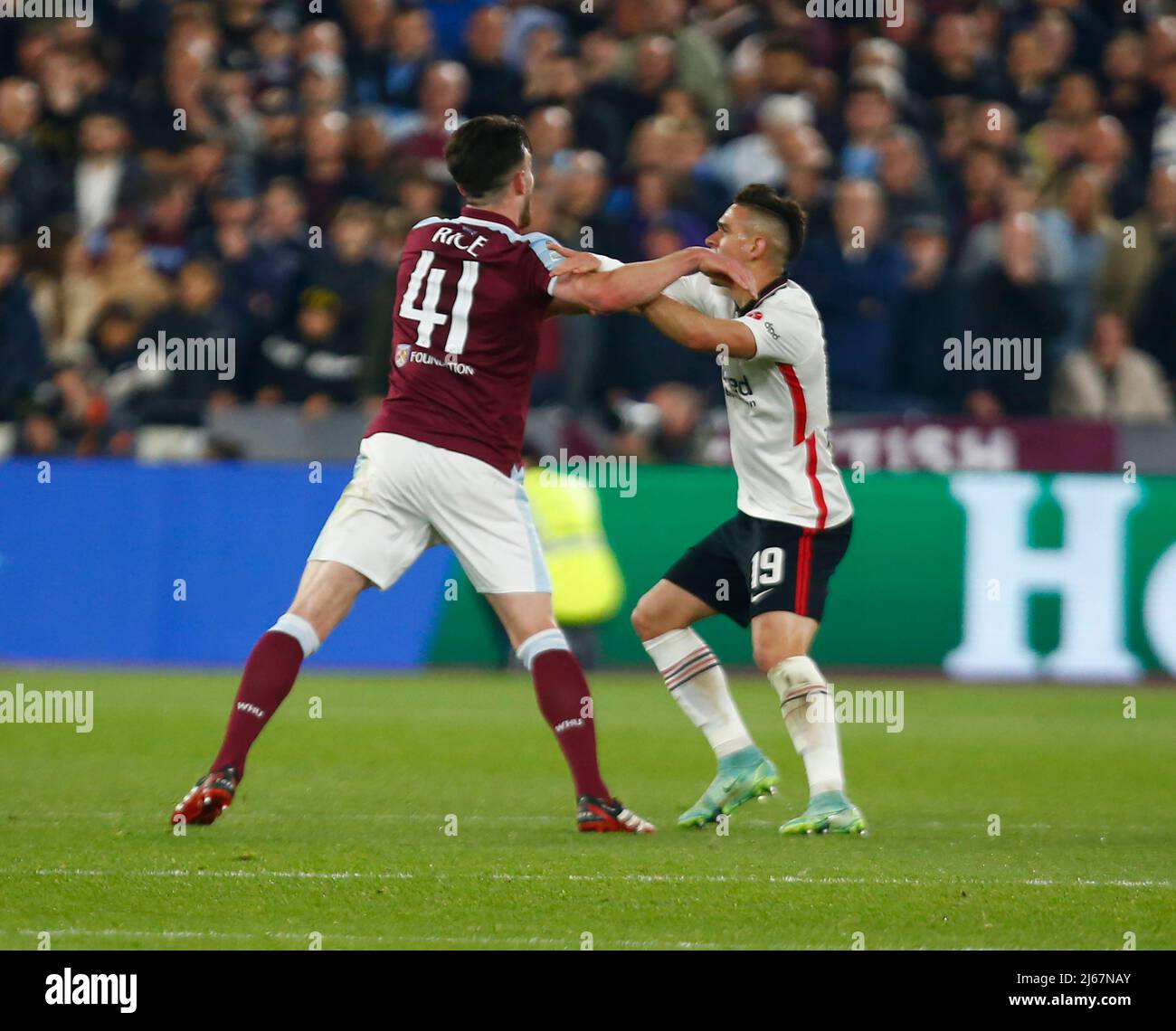 London, Großbritannien. 28. April 2022. LONDON, ENGLAND - 28. APRIL: West Ham United's Declan Rise thousle mit Rafael Santos Borre von Eintracht Frankfurt während des Halbfinales der Europaliga 1. zwischen West Ham United und Eintracht Frankfurt im London Stadium, London, UK 28.. April , 2022 Credit: Action Foto Sport/Alamy Live News Stockfoto