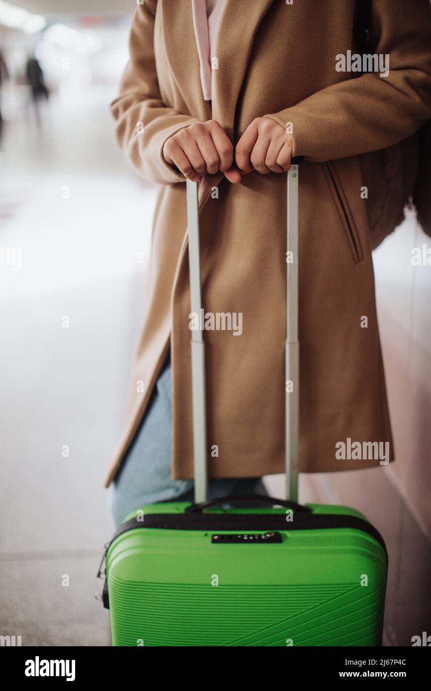 Frau Reisende Touristen mit Gepäck am Bahnhof warten, geschnitten. Stockfoto