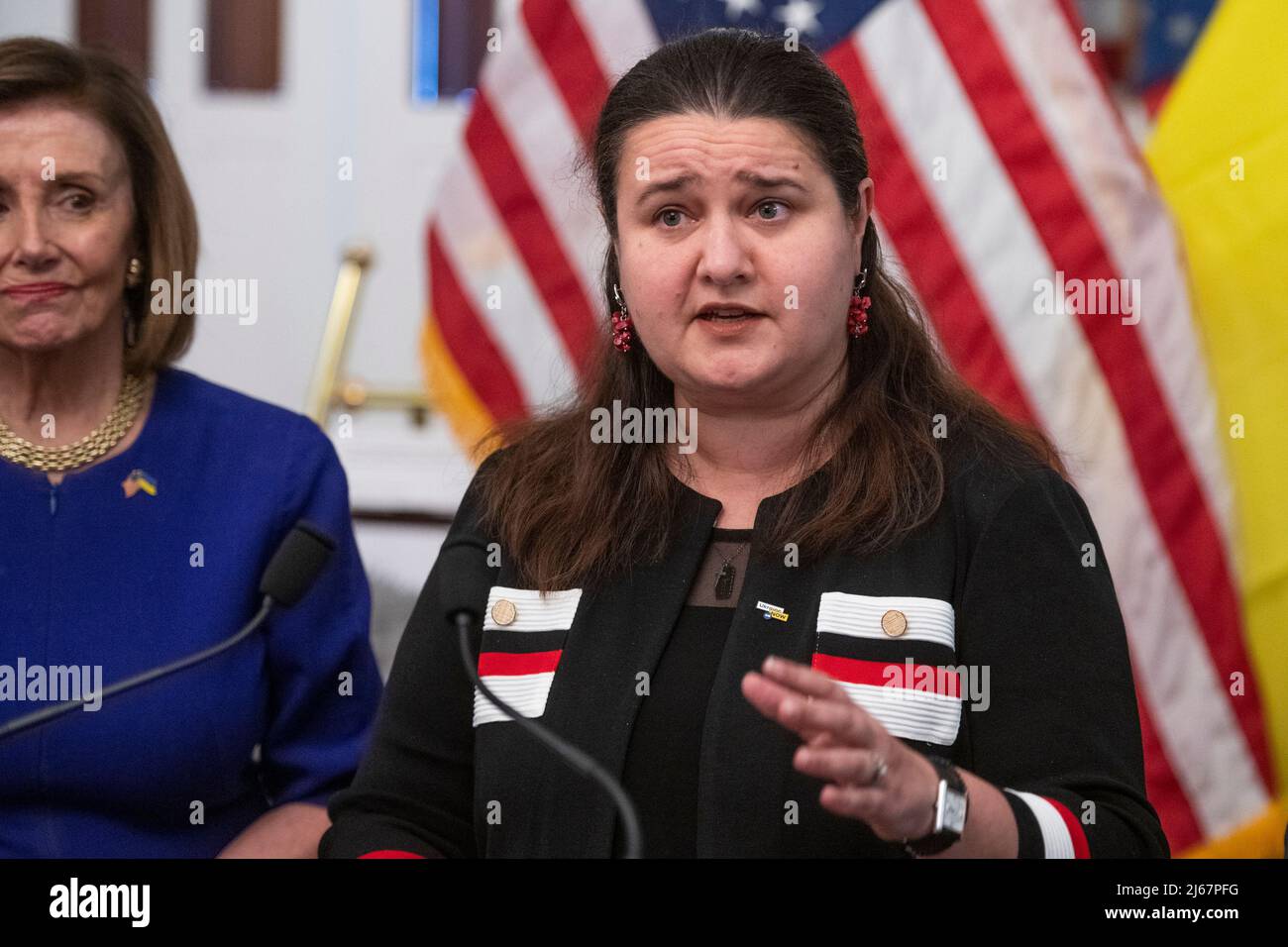 Die Botschafterin der Ukraine in den Vereinigten Staaten, Oksaná Markarova, rechts, hält eine Rede, während sie sich der Sprecherin des Repräsentantenhauses der Vereinigten Staaten, Nancy Pelosi (Demokratin von Kalifornien), zur Enthüllung der Fotoausstellung über die russische Invasion der Ukraine, im US-Kapitol in Washington, DC, am Donnerstag, 28. April 2022. In Zusammenarbeit mit der Botschaft der Ukraine werden in dieser Ausstellung sechs Wochen lang Bilder gezeigt, die den Schrecken der russischen Invasion und den Heldentum des ukrainischen Volkes festhalten. Die Ausstellung ist von 9:00:00 bis 6:00:00 Uhr geöffnet. Kredit Stockfoto