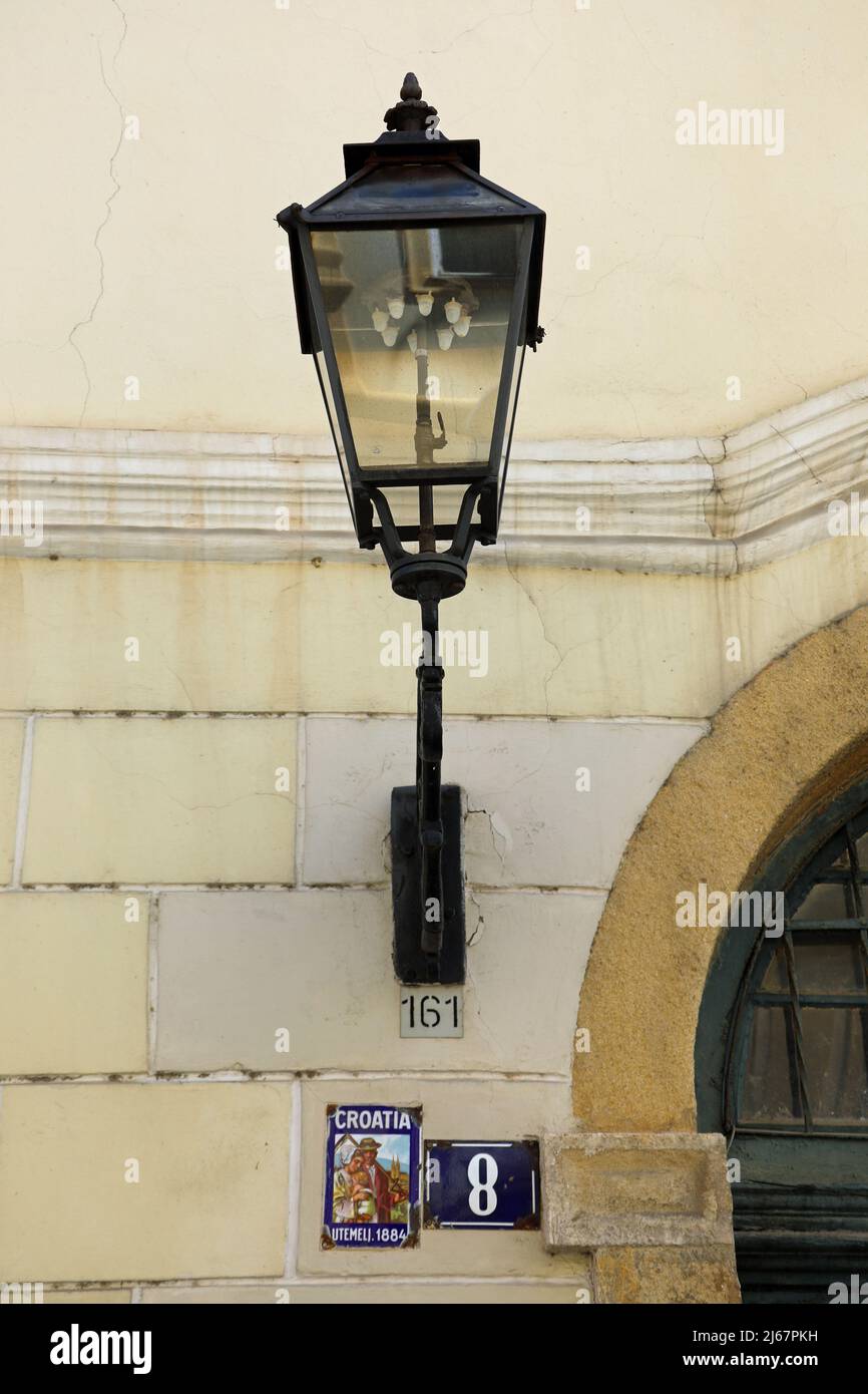 Historische Gas-Laterne und Feuerversicherung Tafel in Zagreb in Kroatien Stockfoto