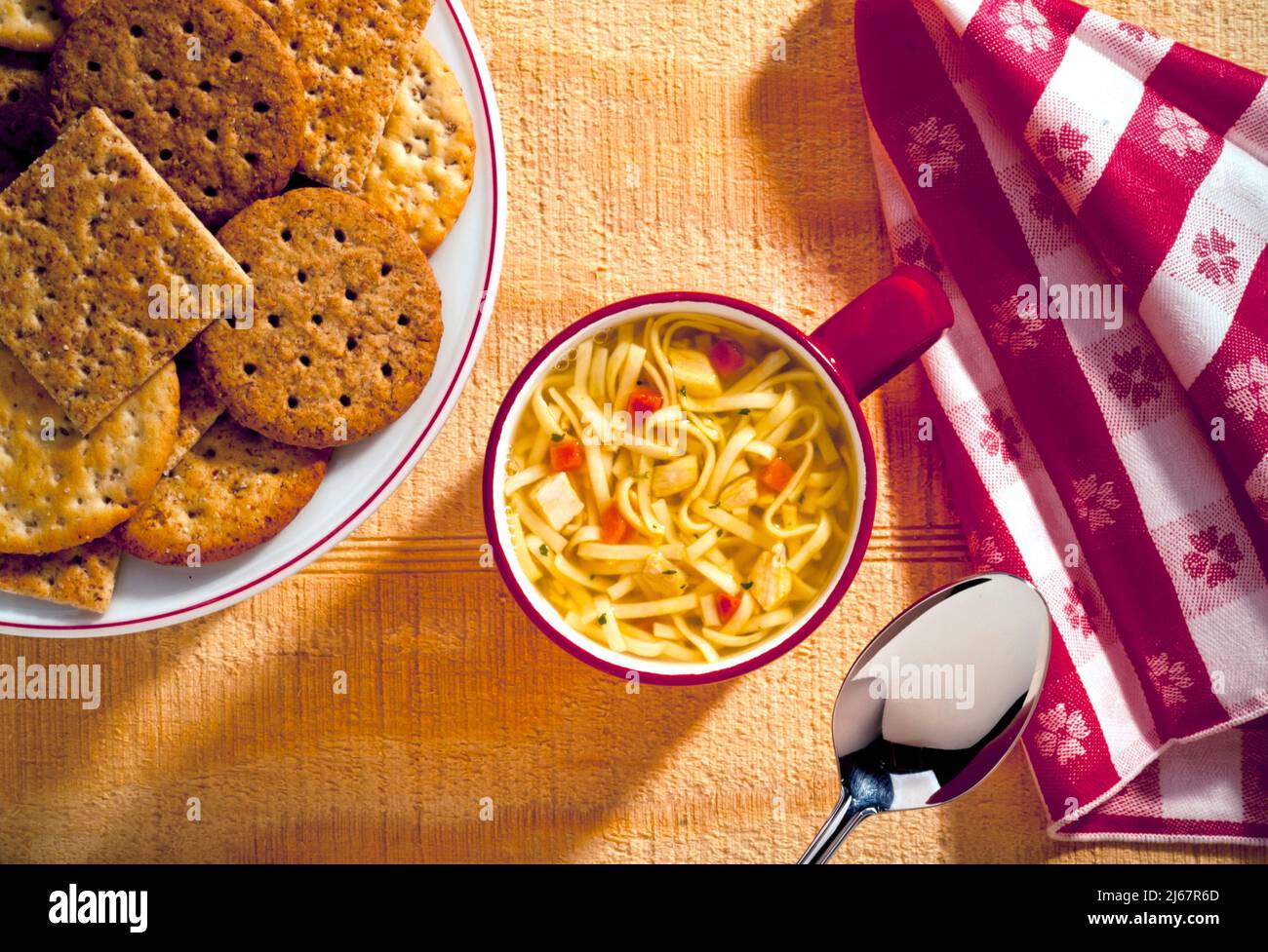 Hühnernudelsuppe mit Kräckern Stockfoto
