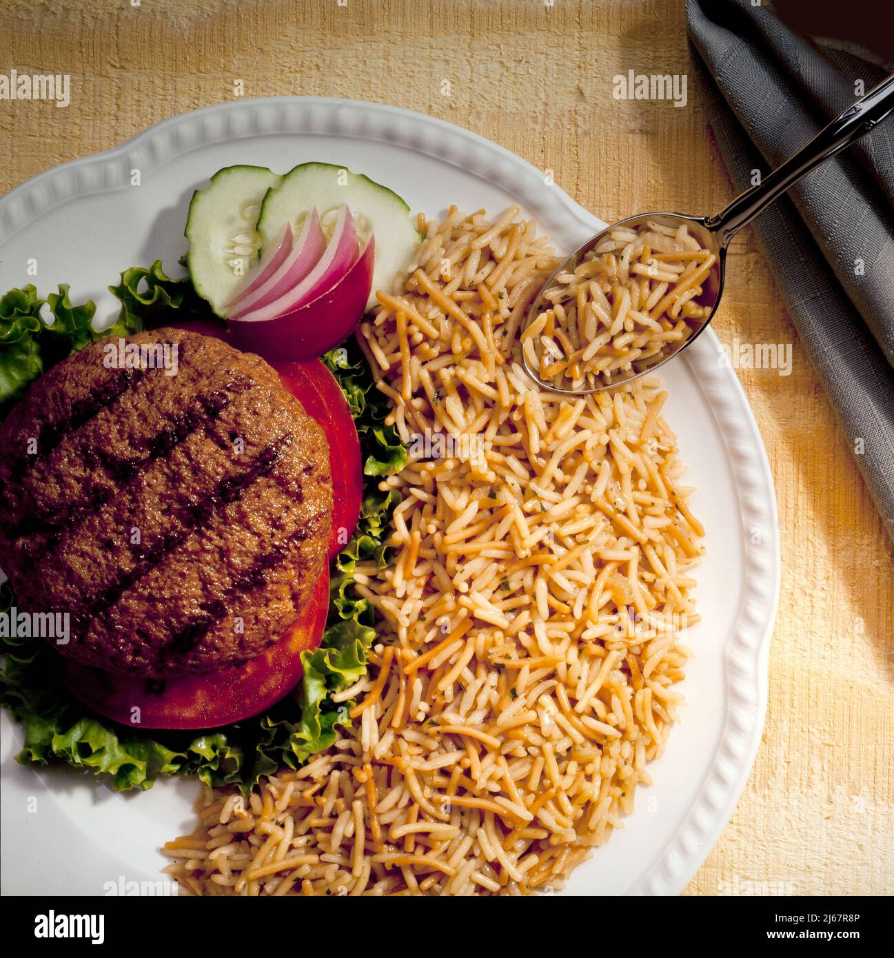 Gegrillter Burger und Reis Stockfoto