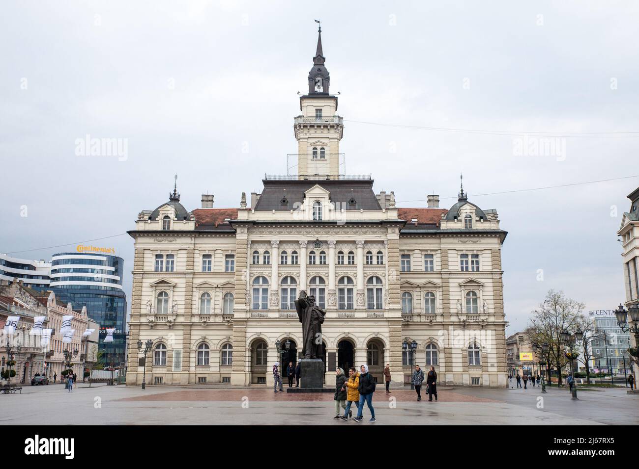 Bild des zentralen Platzes von novi Sad, Serbien, genannt Trg Slobode, mit dem Rathaus im Hintergrund und Passanten und der svetozar mi Stockfoto