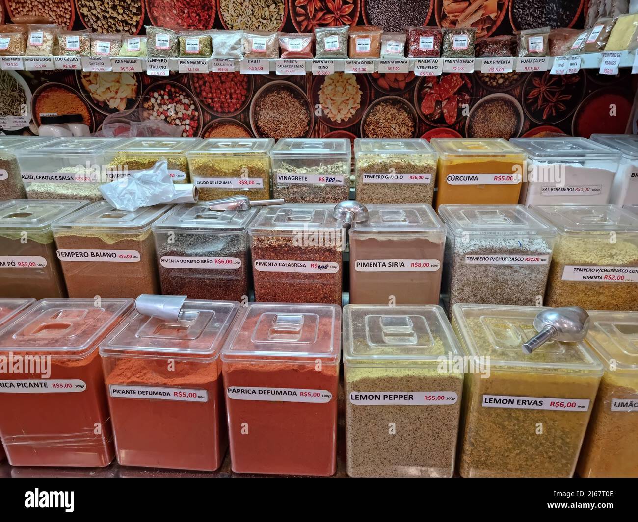Campo Grande, MS, Brasilien - 21. Februar 2022: Gewürzsorten zum Verkauf in einem Geschäft von Mercadao Municipal de Campo Grande. Stockfoto