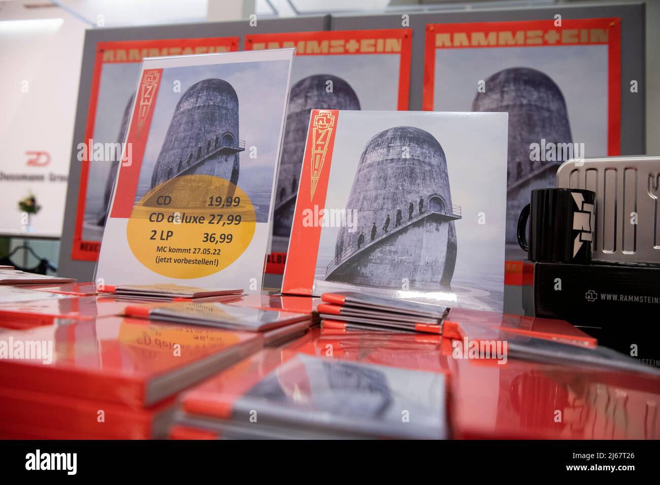 Berlin, Deutschland. 28. April 2022. 28. April 2022, Berlin: In einem Laden  steht ein Tisch mit dem neuen Rammstein Album ''Zeit'' für den  Verkaufsstart bereit. Foto: Christophe Gateau/dpa Kredit: dpa picture  Alliance/Alamy