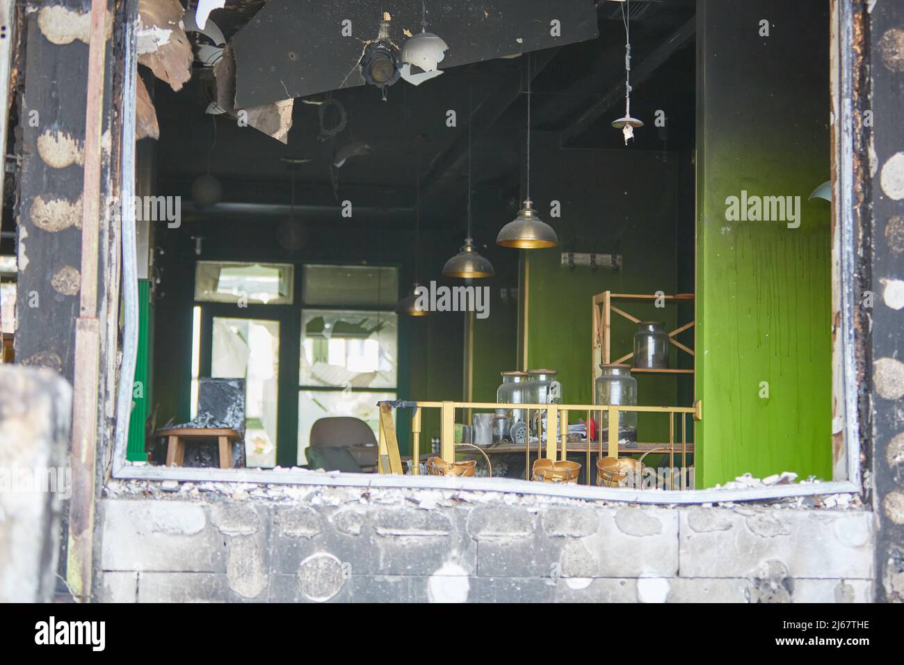 Krieg Russlands gegen die Ukraine. Restaurant durch Krieg Ukraine zerstört. Wohngebäude durch feindliche Flugzeuge in der Ukraine beschädigt. Kriegsfolgen, Stockfoto