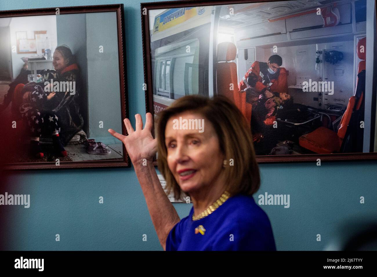 Die Sprecherin des Repräsentantenhauses der Vereinigten Staaten, Nancy Pelosi (Demokratin von Kalifornien), steht in der Nähe von Fotografien aus dem Krieg in der Ukraine, während sie sich der Botschafterin der Ukraine in den Vereinigten Staaten, Oksana Markarova, zur Enthüllung der Fotoausstellung über die russische Invasion der Ukraine, Am Donnerstag, den 28. April 2022, im US-Kapitol in Washington, DC. In Zusammenarbeit mit der Botschaft der Ukraine werden in dieser Ausstellung sechs Wochen lang Bilder gezeigt, die den Schrecken der russischen Invasion und den Heldentum des ukrainischen Volkes festhalten, mit einer Sichtzeit von 9:00 â 6:00 Uhr für Days The Hou Stockfoto