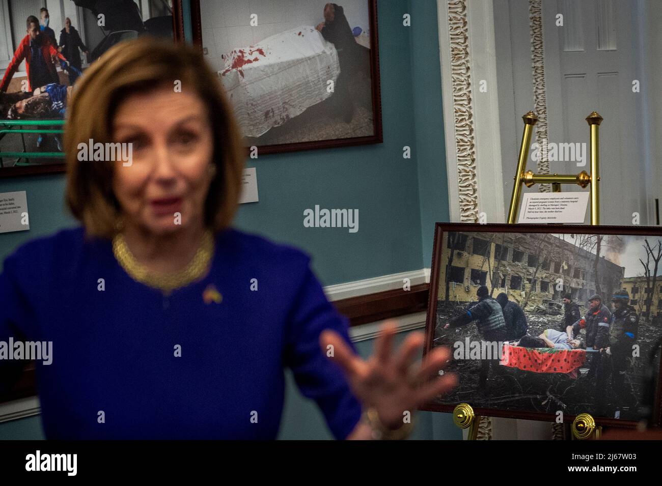 Die Sprecherin des Repräsentantenhauses der Vereinigten Staaten, Nancy Pelosi (Demokratin von Kalifornien), steht in der Nähe von Fotografien aus dem Krieg in der Ukraine, während sie sich der Botschafterin der Ukraine in den Vereinigten Staaten, Oksana Markarova, zur Enthüllung der Fotoausstellung über die russische Invasion der Ukraine, Am Donnerstag, den 28. April 2022, im US-Kapitol in Washington, DC. In Zusammenarbeit mit der Botschaft der Ukraine werden in dieser Ausstellung sechs Wochen lang Bilder gezeigt, die den Schrecken der russischen Invasion und den Heldentum des ukrainischen Volkes festhalten, mit einer Sichtzeit von 9:00 â 6:00 Uhr für Days The Hou Stockfoto