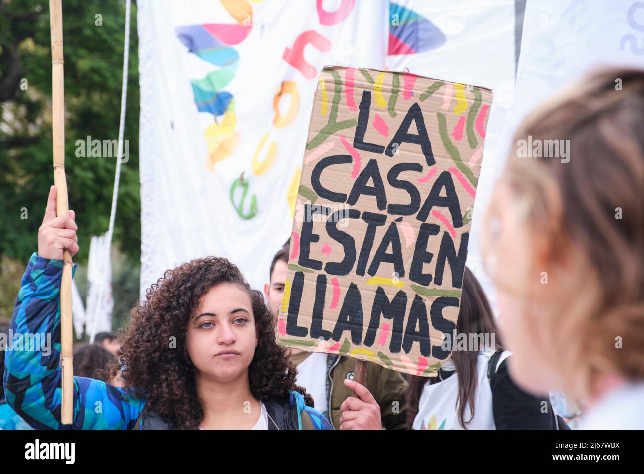 Buenos Aires, Argentinien; 22. April 2022: Earth Day Demonstration, junge Aktivistin mit einem Schild: Das Haus steht in Flammen. Umweltaktivismus Stockfoto