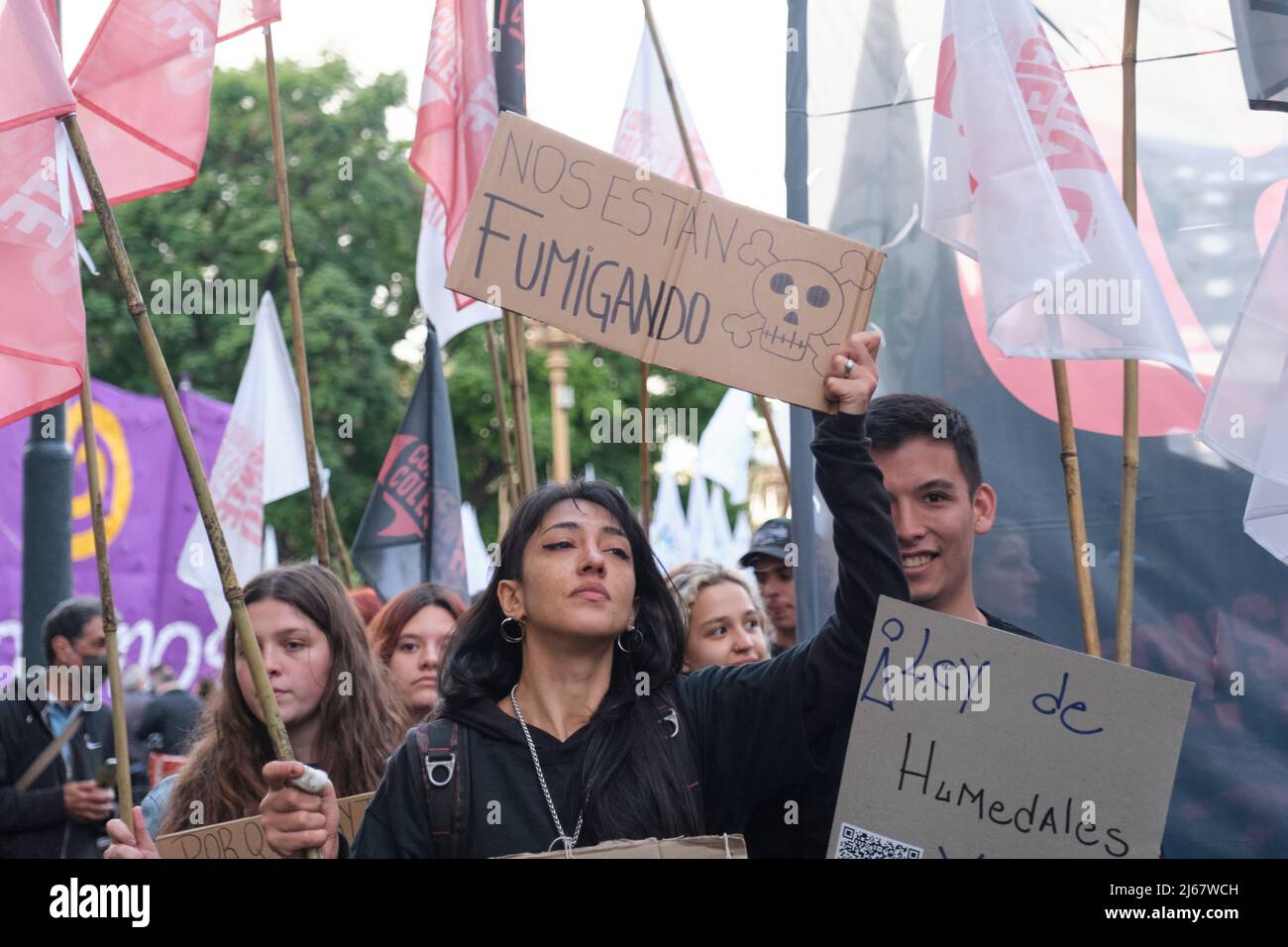 Buenos Aires, Argentinien; 22. April 2022: Demonstration zum Erdtag; junge Frau hält ein Zeichen gegen das auf giftigen Chemikalien basierende landwirtschaftliche System Stockfoto