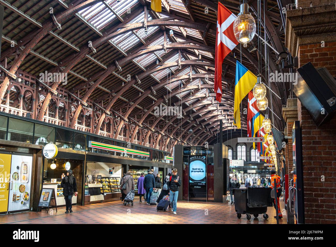 Die gewölbte Holzkonstruktion und die Backsteinmauern der Korridore des Kopenhagener Hauptbahnhofs. Kopenhagen, Dänemark, Europa Stockfoto