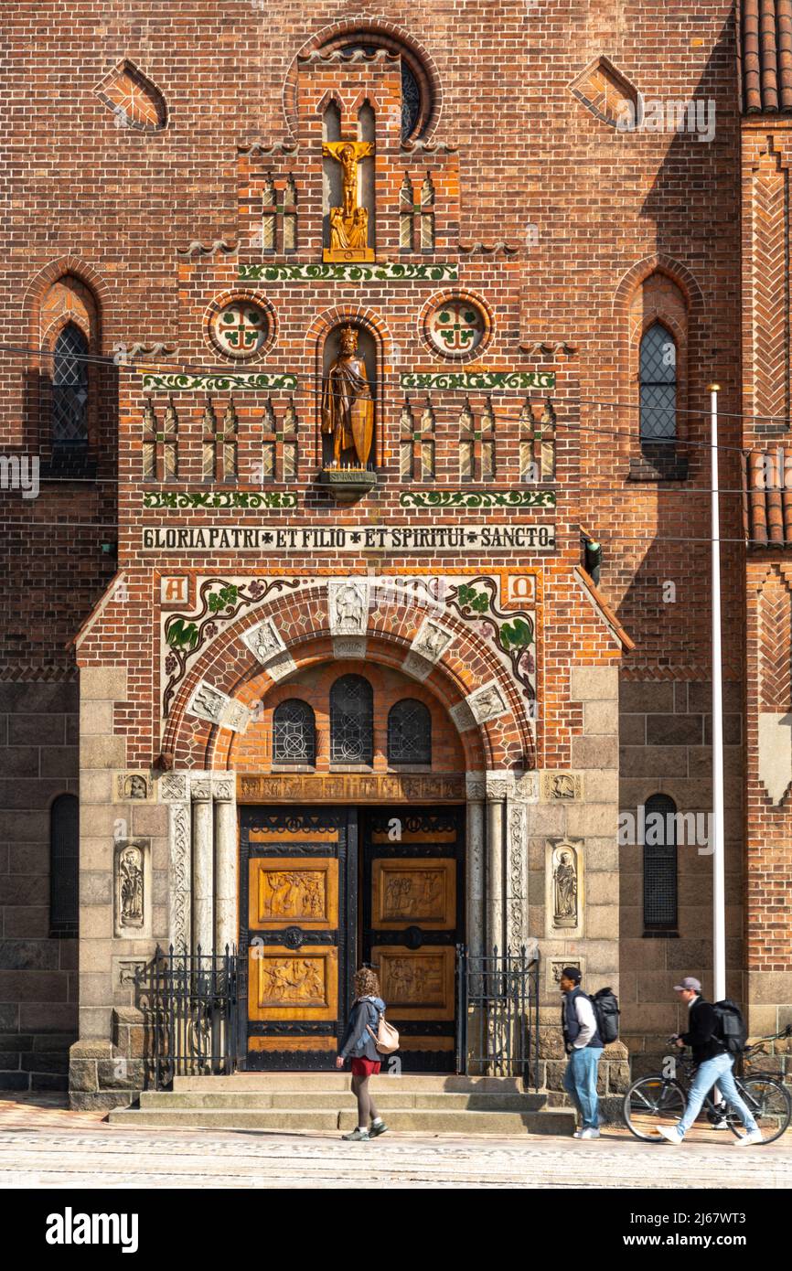 Eingang zur neugotischen katholischen Kirche, die dem Hl. Alban in Odense gewidmet ist. Odense, Fynn, Dänemark Stockfoto