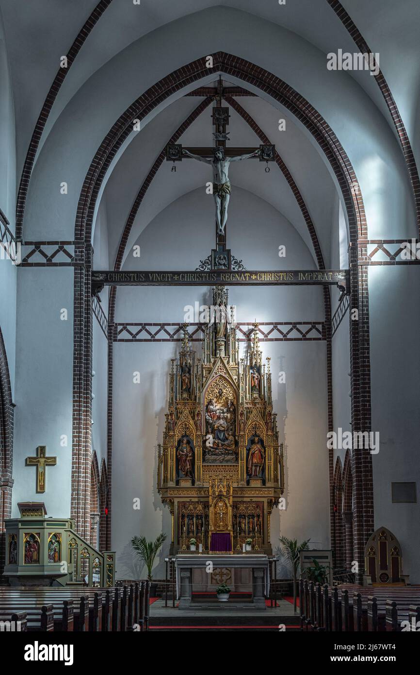Hauptaltar und Querschiff der katholischen Kirche, die Sant'Albano in Odense gewidmet ist. Odense, Fyn, Dänemark Stockfoto