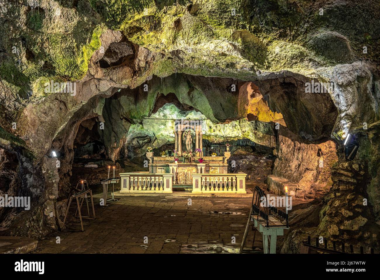Hochaltar in der Höhle von San Michele. Natürliche Höhle auf einem Hügel, der seit dem Mittelalter dem Kult von San Michele gewidmet ist. Cagnano Varano Stockfoto