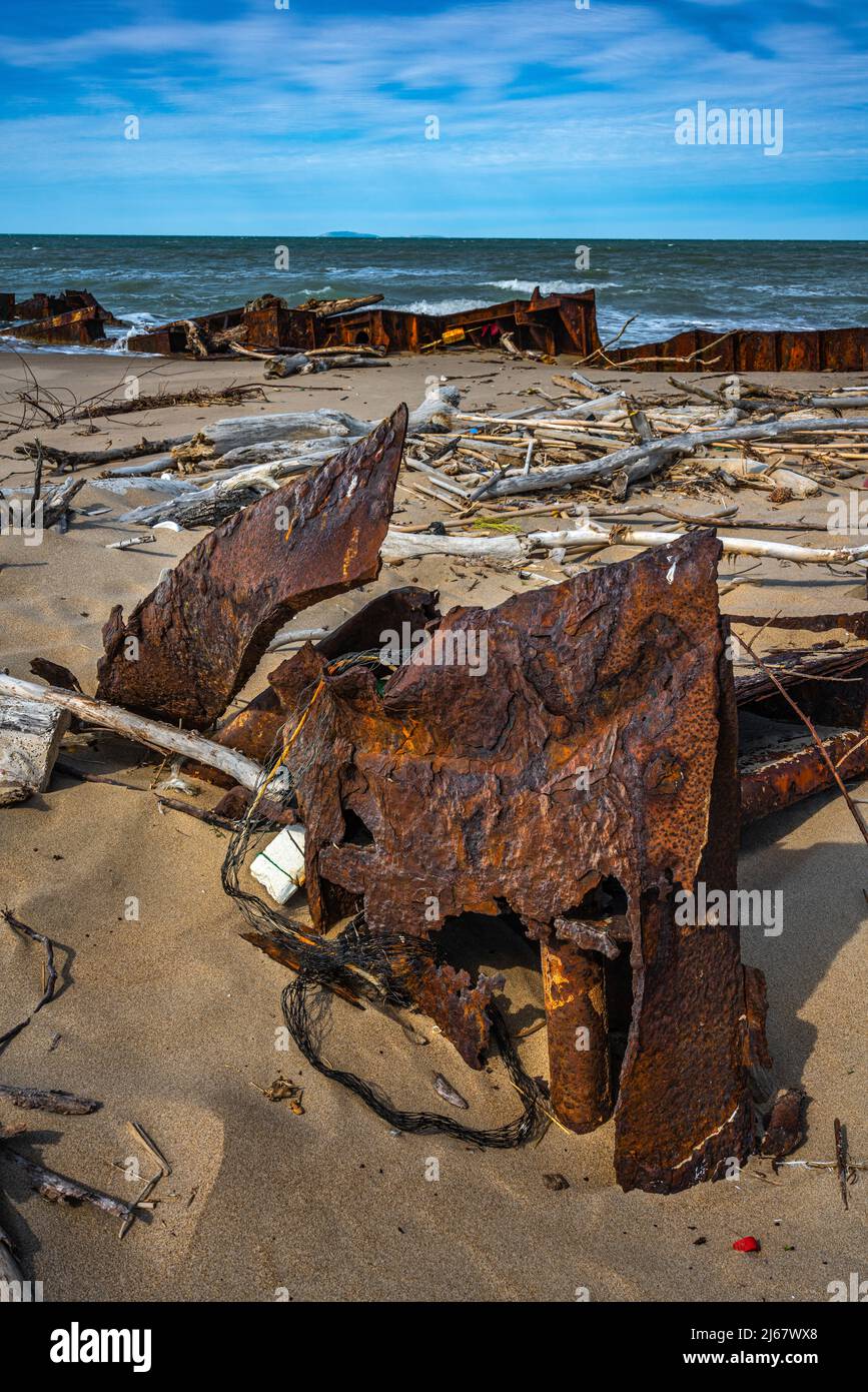 Überreste des Wracks des Eden V, manchmal auch als Etsuyo Maru bezeichnet, gestrandet seit 1988 auf dem Boden eines Strandes. Lesina, Provinz Foggia Stockfoto