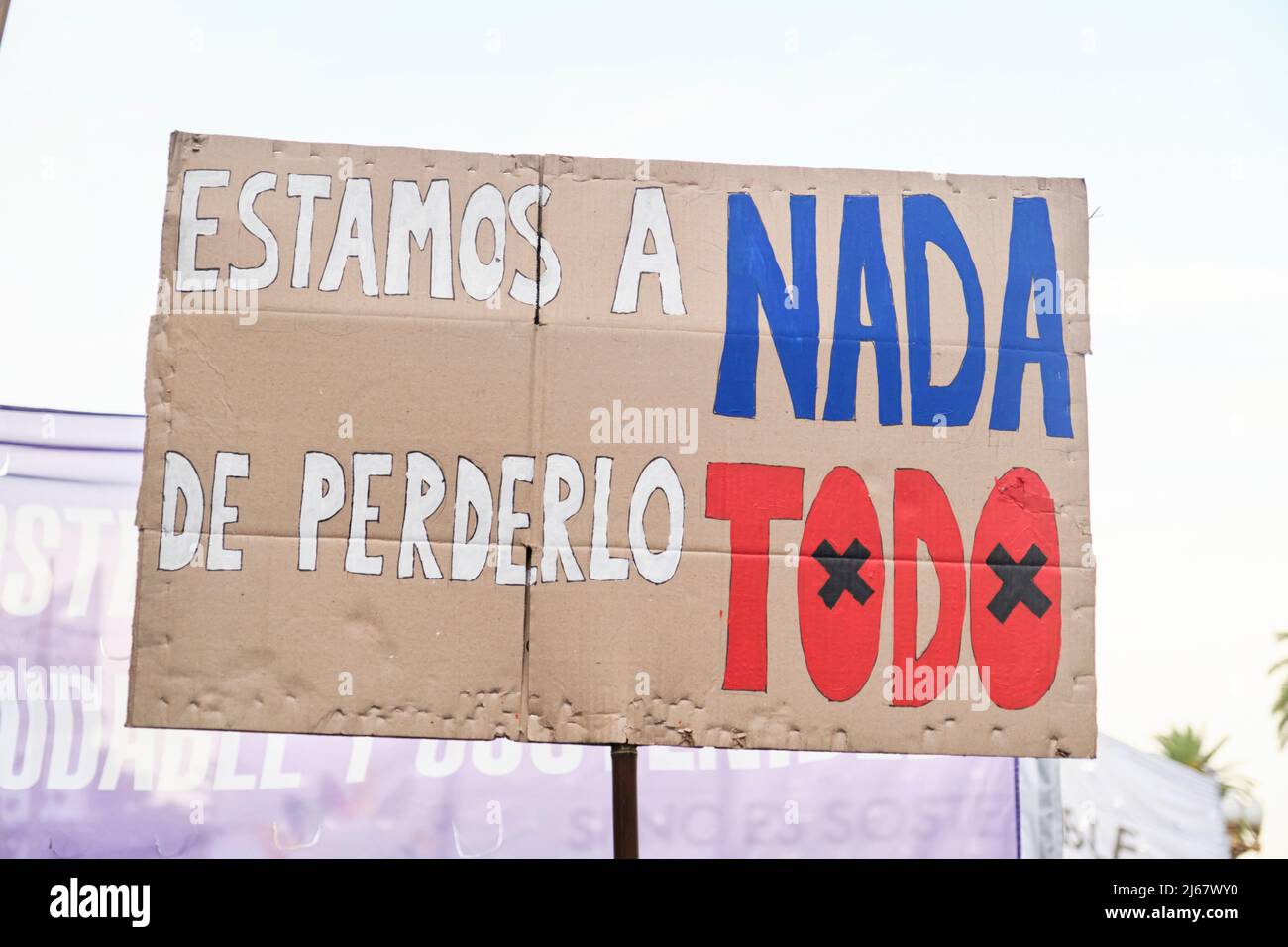 Buenos Aires, Argentinien; 22. April 2022: Earth Day Demonstration, Umweltaktivismus, Pappzeichen zur Klimakrise: Wir sind dabei, jeden zu verlieren Stockfoto