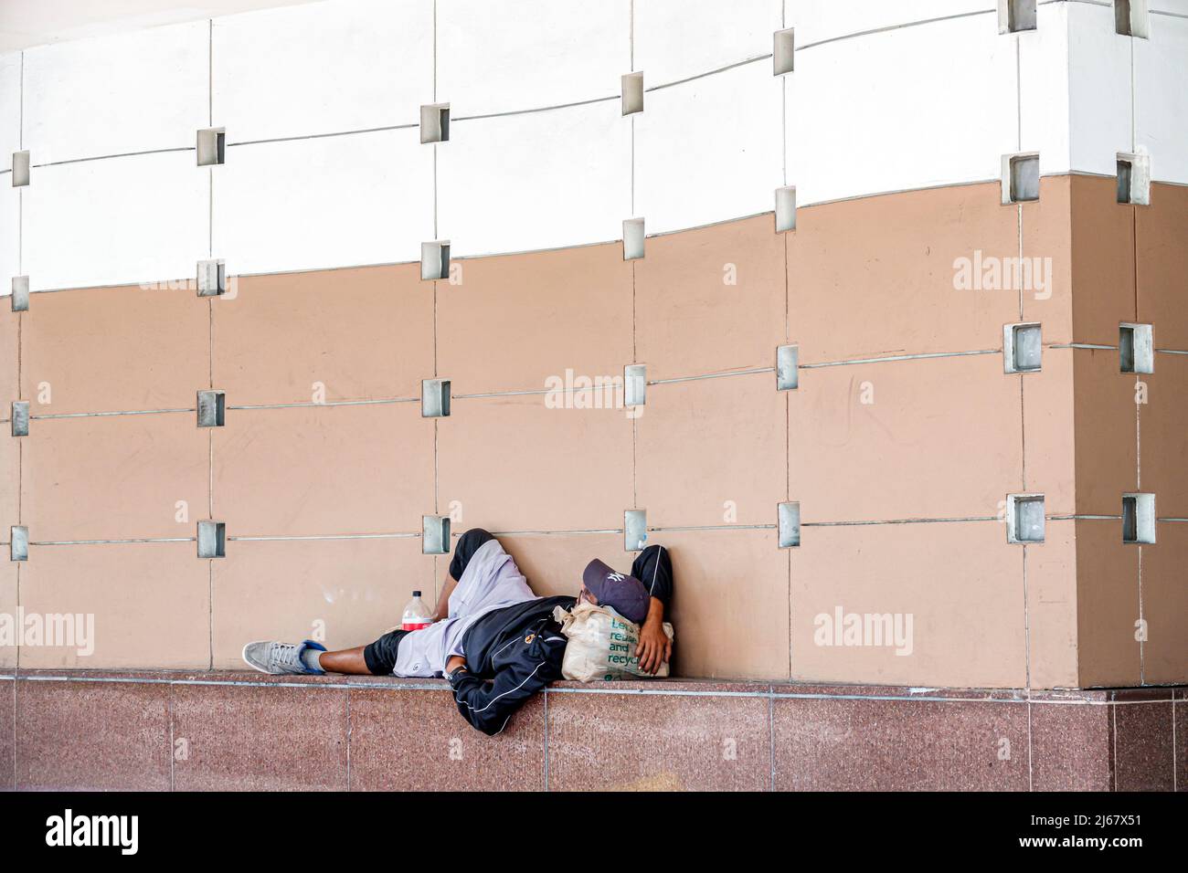 Miami Beach Florida Obdachlose Person Schwarzer Mann Schlafbank Stockfoto
