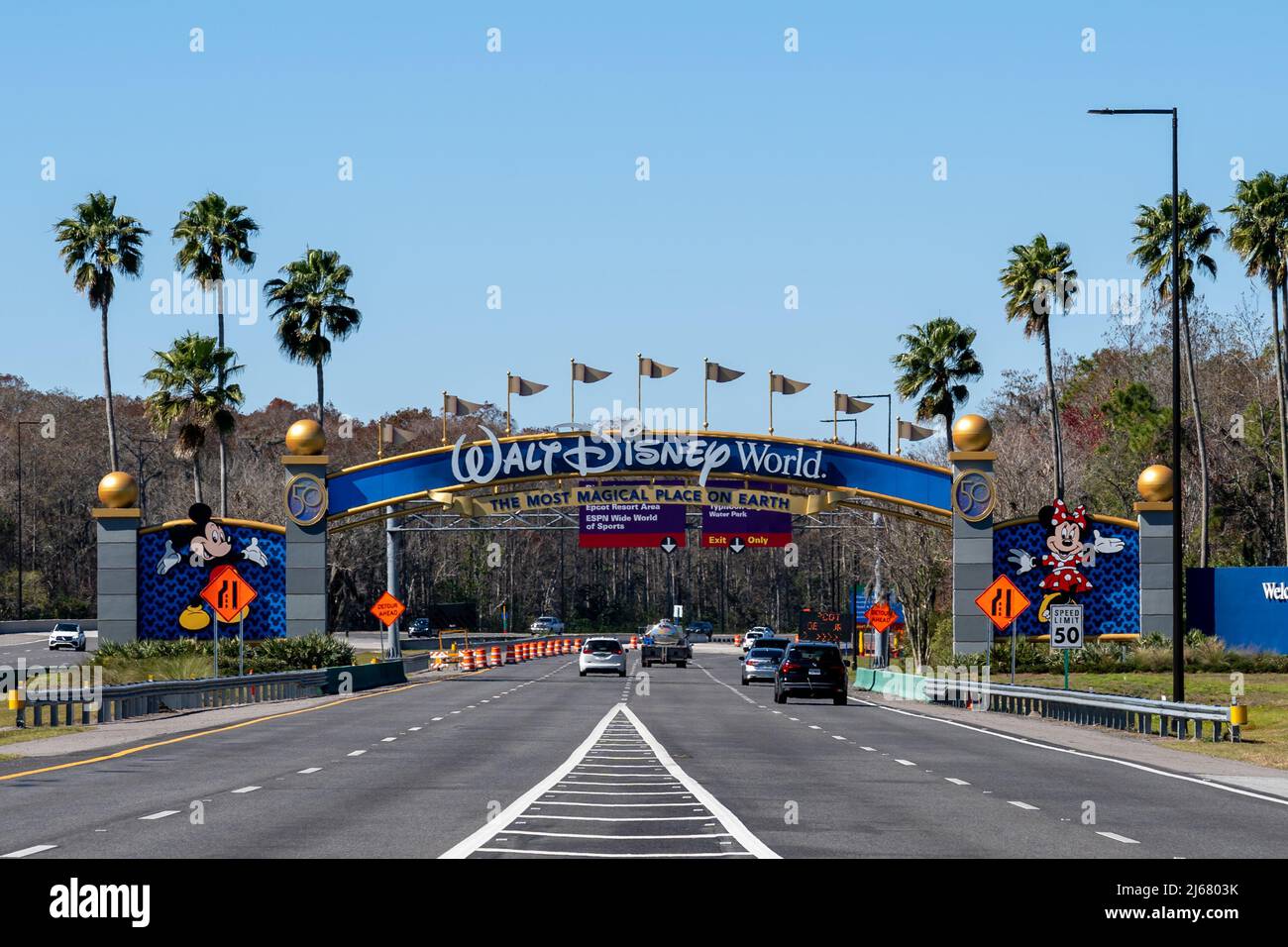 Orlando, Florida, USA - 9. Februar 2022: Ein Walt Disney World Eingangstor in Orlando, Florida, USA. Walt Disney World ist ein Unterhaltungsreso Stockfoto