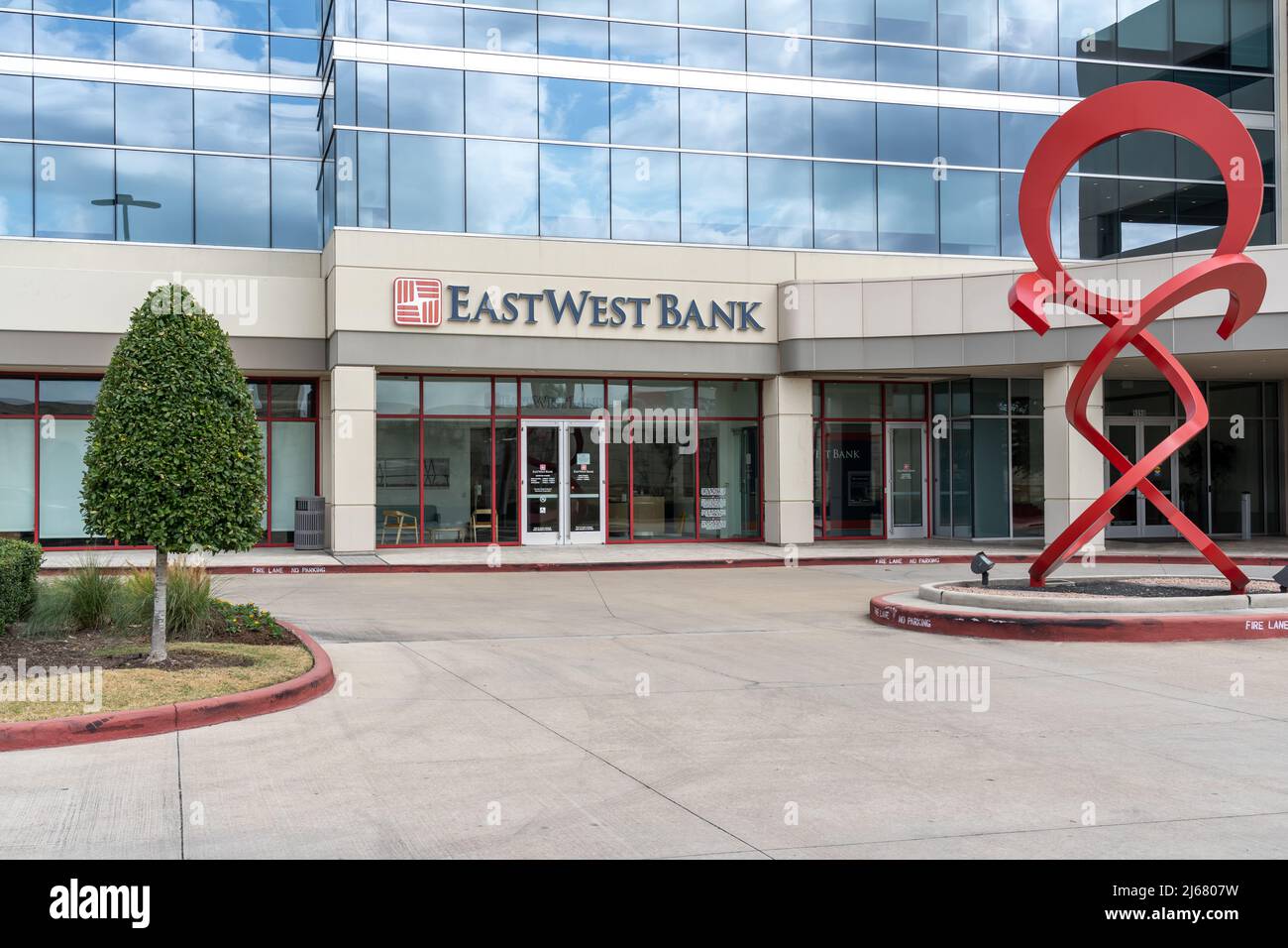 Houston, TX, USA - 6. März 2022: Eine Niederlassung der East West Bank in Houston, Texas, USA. East West Bank Stockfoto