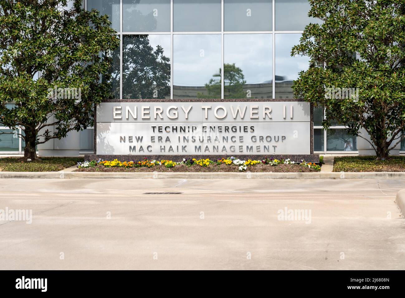 Houston, TX, USA - 6. März 2022: Das Verzeichnisschild für Energy Tower II mit Firmenzeichen: Technip Energies, New Era Insurance Group und Mac Haik ma Stockfoto