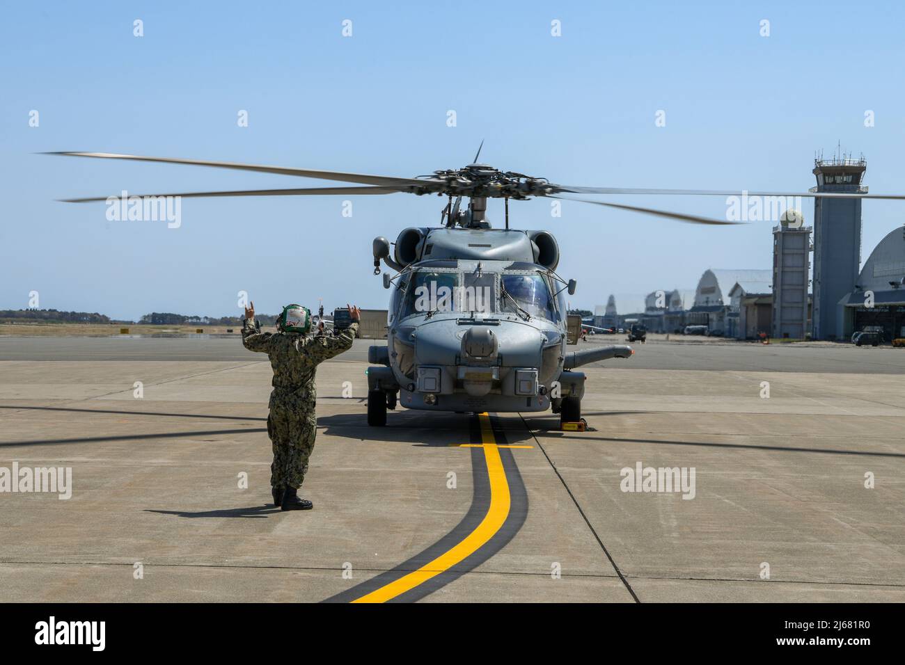 MISAWA, Japan (28. April 2022) – die Luftfahrtelektroniktechnikerin der Klasse 3., Pierina Toledo, die den „WARLORDS“ des Hubschrauber-Seestreikgeschwaders 51 zugewiesen wurde, tastet einen MH-60R, während er sich auf den Start von der Naval Air Facility (NAF) Misawa vorbereitet. NAF Misawa bietet Flug- und Bodenlogistik-Unterstützung und -Dienste für alle permanenten und vorübergehenden US-Marine- und US-Marine-Corps-Streitkräfte in Nordjapan. (USA Navy Foto von Mass Communication Specialist Seaman Unique Byrd) Stockfoto