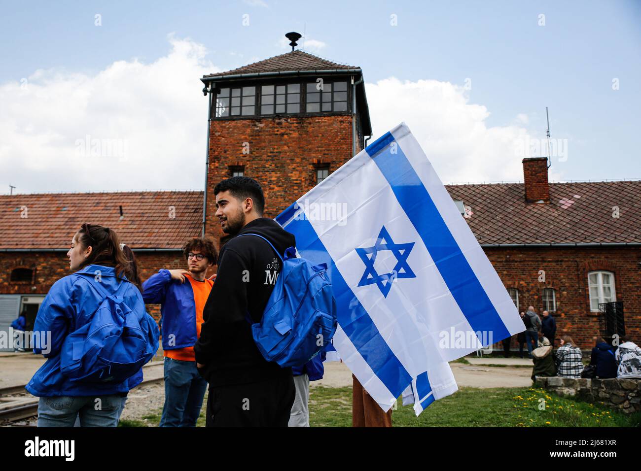Auschwitz, Polen. 28. April 2022. Ein Teilnehmer des Marsches der Lebenden hält eine Flagge Israels. Am Internationalen Holocaust-Gedenktag nehmen Teilnehmer aus verschiedenen Teilen der Welt am Marsch der Lebenden Teil. Der Marsch der Lebenden ist eine Hommage und ein Zeichen des Gedächtnisses für die Holocaust-Opfer. Die Teilnehmer des Marsches fahren gemeinsam über die drei Kilometer lange Strecke vom Tor Arbeit Macht frei im ehemaligen deutschen Lager Auschwitz I zum ehemaligen Standort Auschwitz II - Birkenau. Kredit: SOPA Images Limited/Alamy Live Nachrichten Stockfoto Auschwitz, Polen. 28. April 2022. Ein Teilnehmer des Marsches der Lebenden hält eine Flagge Israels. Am Internationalen Holocaust-Gedenktag nehmen Teilnehmer aus verschiedenen Teilen der Welt am Marsch der Lebenden Teil. Der Marsch der Lebenden ist eine Hommage und ein Zeichen des Gedächtnisses für die Holocaust-Opfer. Die Teilnehmer des Marsches fahren gemeinsam über die drei Kilometer lange Strecke vom Tor Arbeit Macht frei im ehemaligen deutschen Lager Auschwitz I zum ehemaligen Standort Auschwitz II - Birkenau. Kredit: SOPA Images Limited/Alamy Live Nachrichten Stockfoto